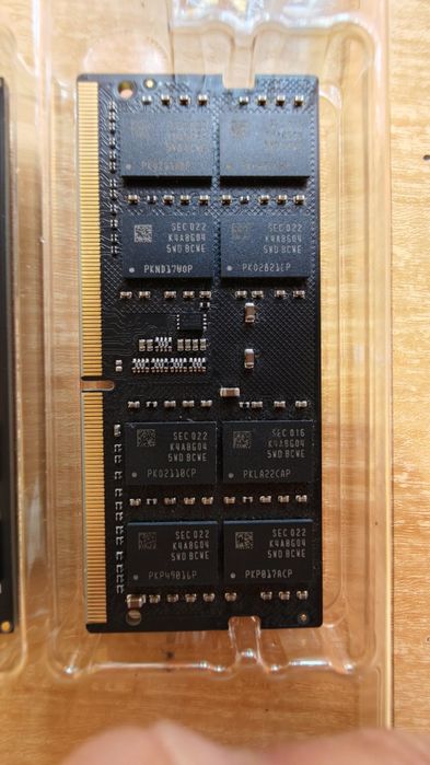 Vând 2 plăcuțe de memorie RAM pentru laptop
laptopul personal după upgrade la 64GB. 100% funcționale, 
au mers fără probleme în dual channel.