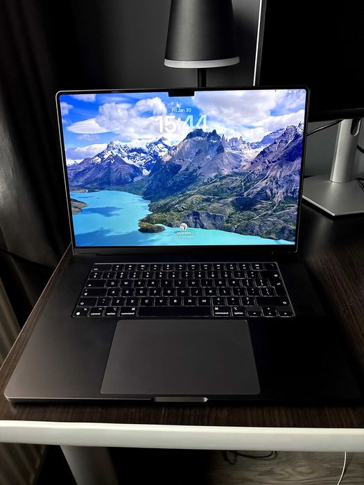 MacBook Pro 16" M3 Pro – 18GB RAM, 512GB SSD (65 cicluri de incarcare)