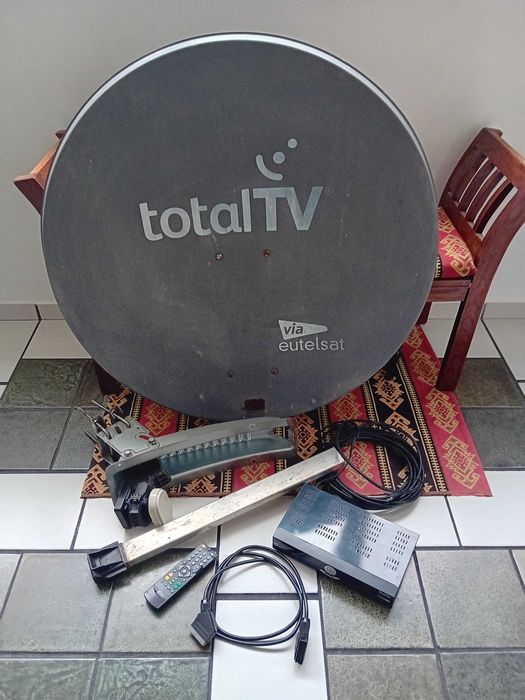 Сателитна чиния с декодер