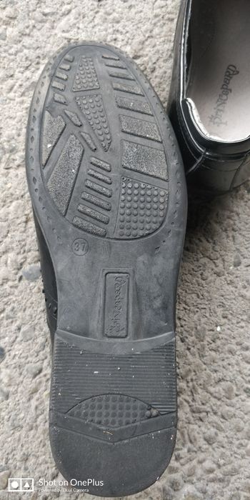 Продам туфли лакированные на мальчика 37 размер