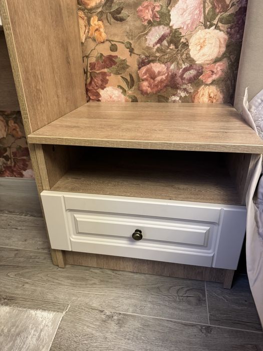 Туалетный столик и тумбочка