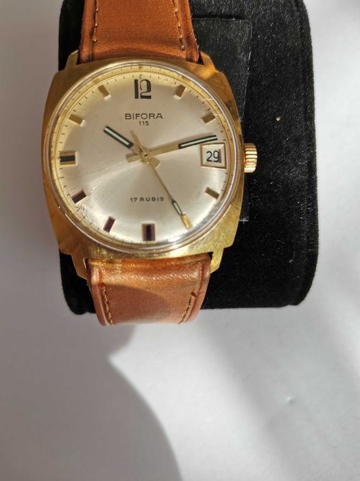 механичен часовник Бифора