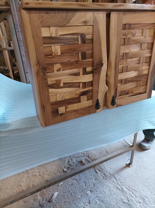 Кухненски шкафове от масив