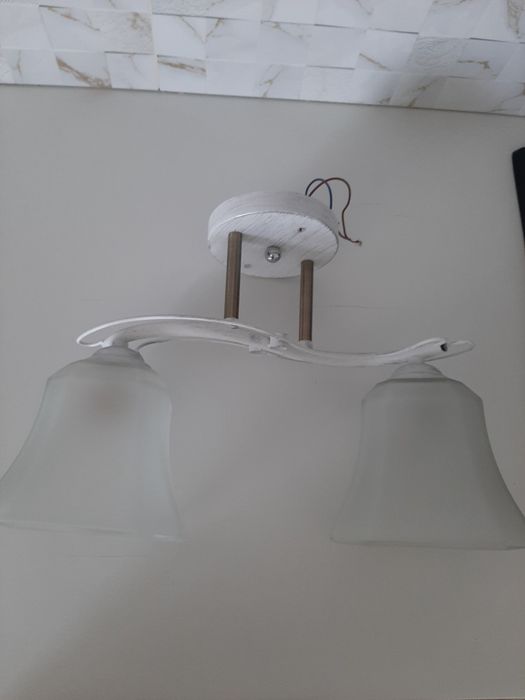 Продам люстру 2-х  рожковую.