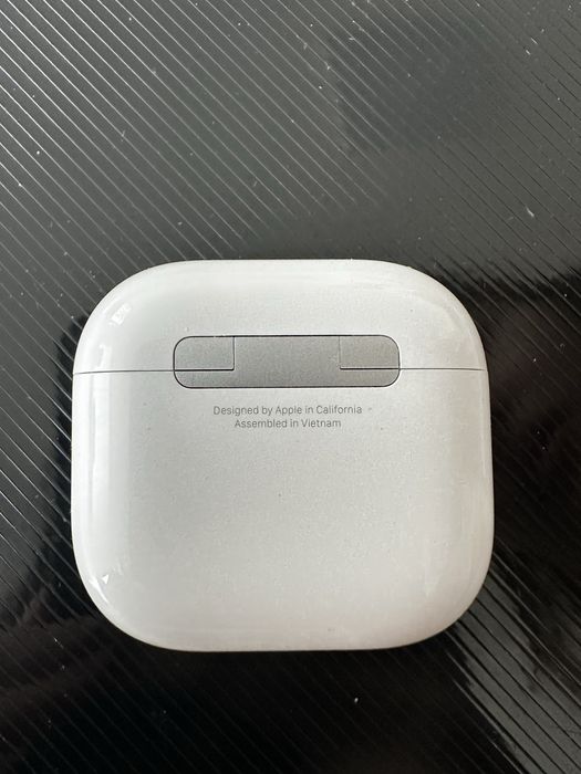 Кейс  Apple AirPods 4