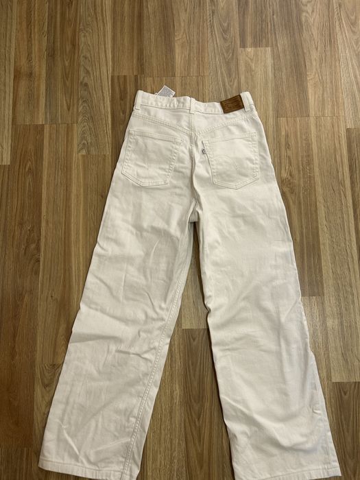 levi’s low waisted baggy jeans