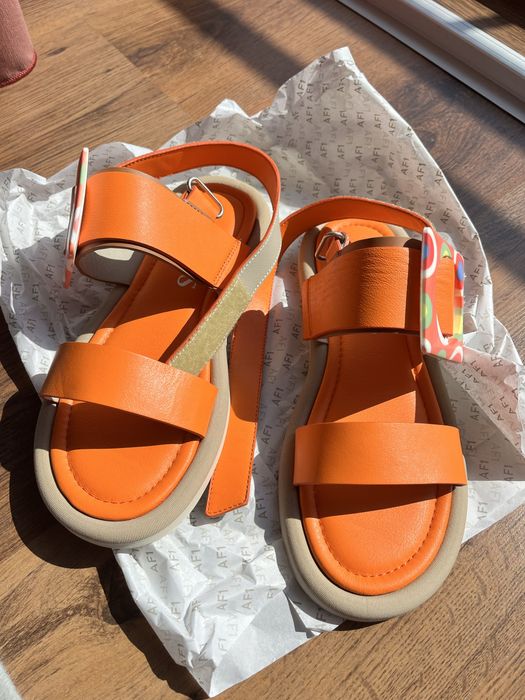 Сандали в оранжево