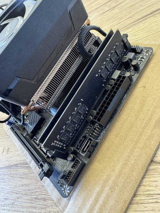 Kit Ryzen 3700x 32 gb RAM ddr 4 placa baza cooler Wraith