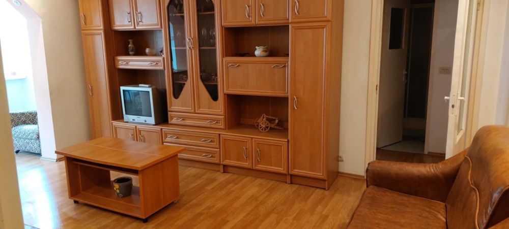 Inchiriez apartament 3 camere in  Fagaras  b-dul Unirii parter