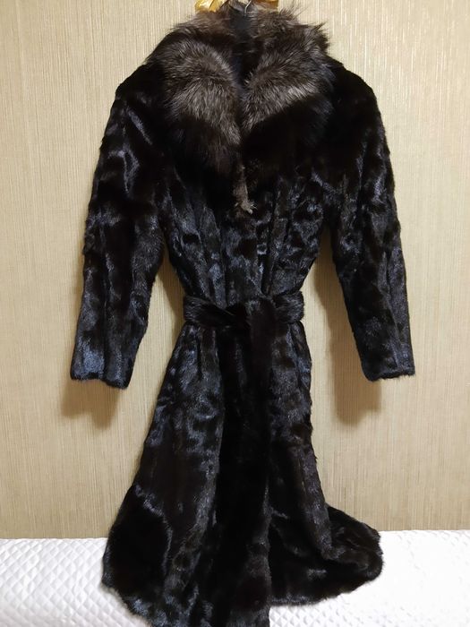 Палто,лукс,цели кожи с яка от сребърна лисица ,качество,класа,ДОГОВАРЯ