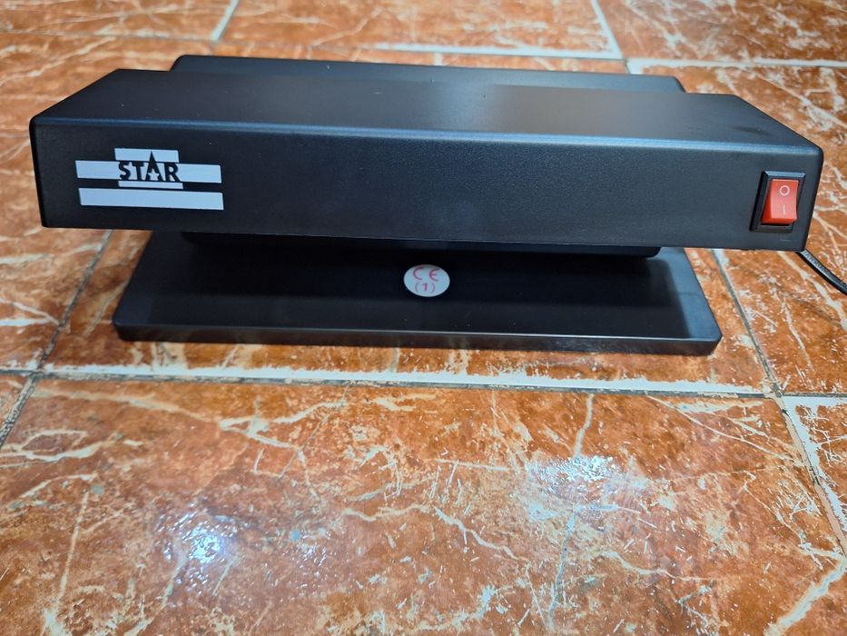 „Ултравиолетова лампа за проверка на пари“