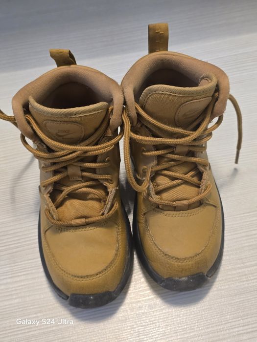 Детски боти найк manoa