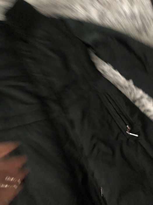 Vând gecuta Armani ofer detali in privat