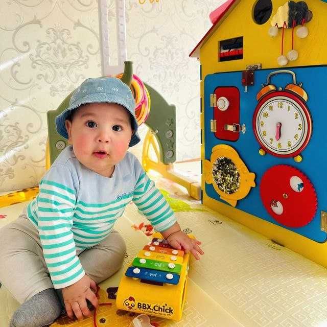 Бизидомик размером 51*51*67 см. Бизиборд. Развивает мелкую моторику.