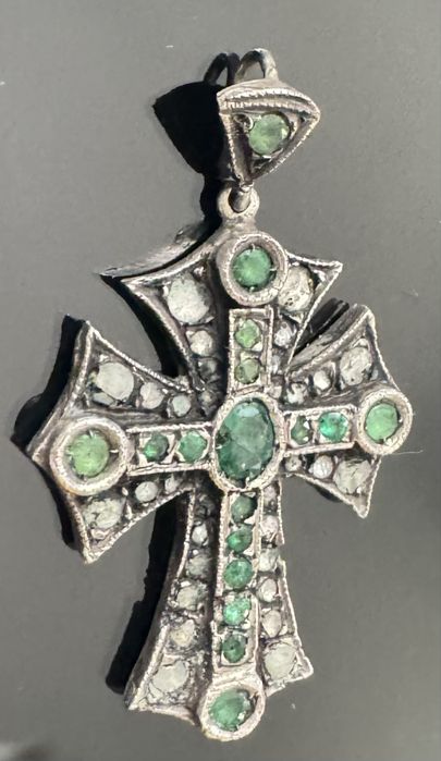 Cruce din argint, diamante si smaralde