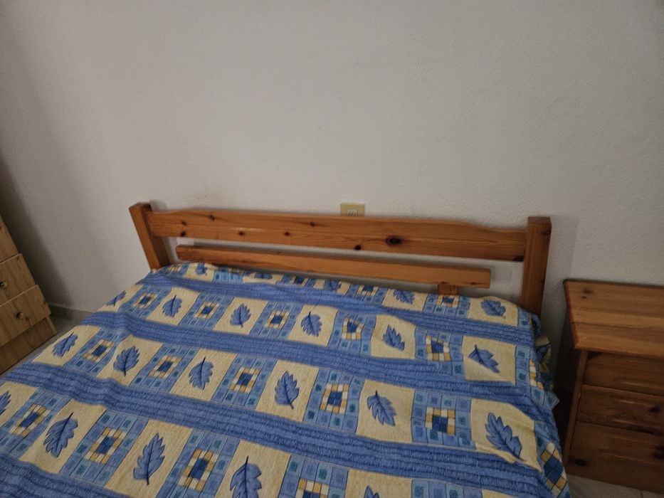 Спалня, нощно шкафче и матрак от масив