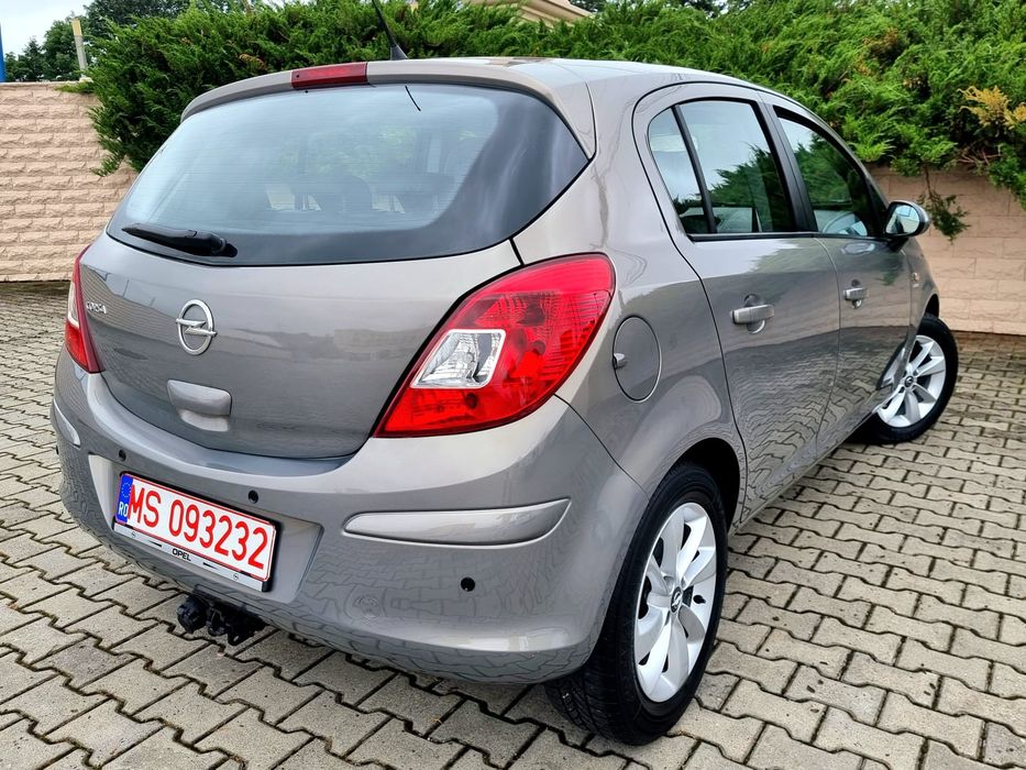 Opel Corsa~Motor 1.4 Benzină~114000 km~An 2014~Senzori parcare~Led de zi~Superbă