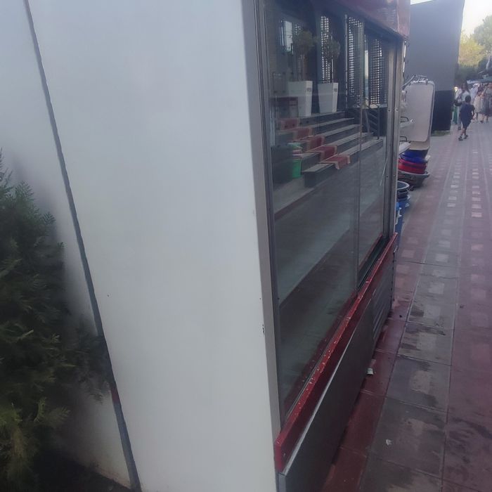 Витерина холаделник сотилади 2 та бор баландлиги 2 м узунлиги 1.9 м