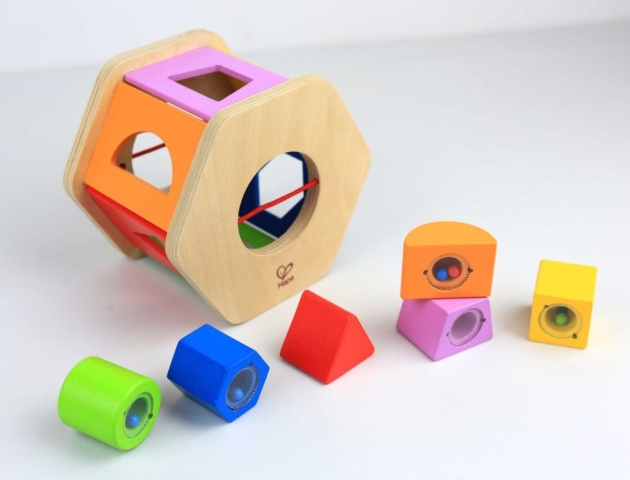 Разноцветен дървен сортер на марката Hape.