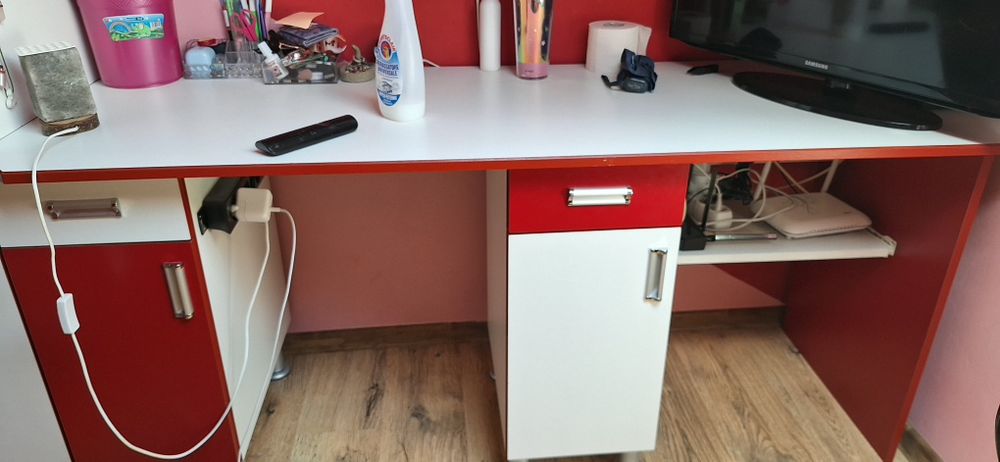 Set mobilier tineret roșu-alb de vânzare – pat supraetajat + birou + dulap