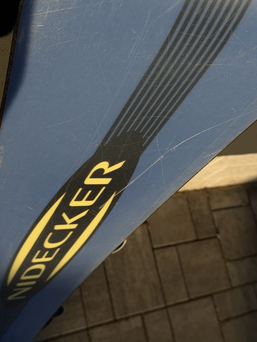 Snowboard Nidecker model Rave, echipată cu legături.