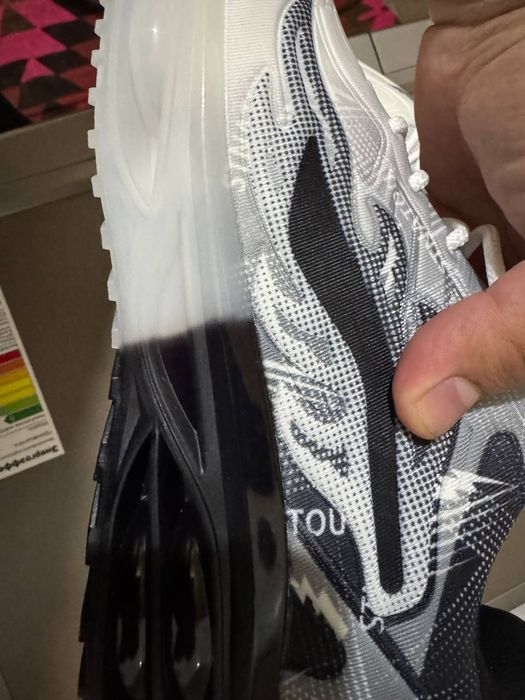 Yangi zamonaviy krossovkalar