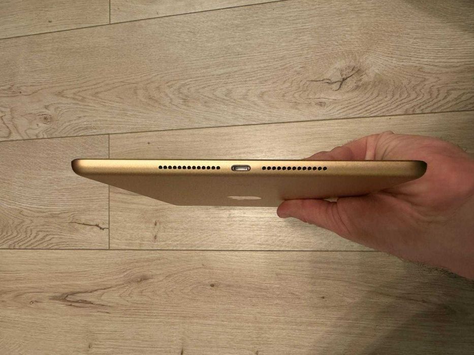 iPad 6th generation, 9.7 inch, culoare aurie + Husa