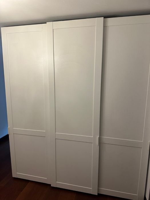 Dressing din lemn alb cu trei compartimente.