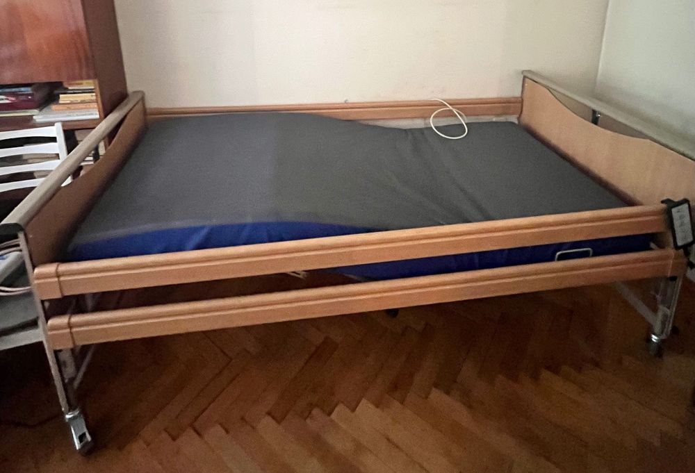 Електрическо болнично легло