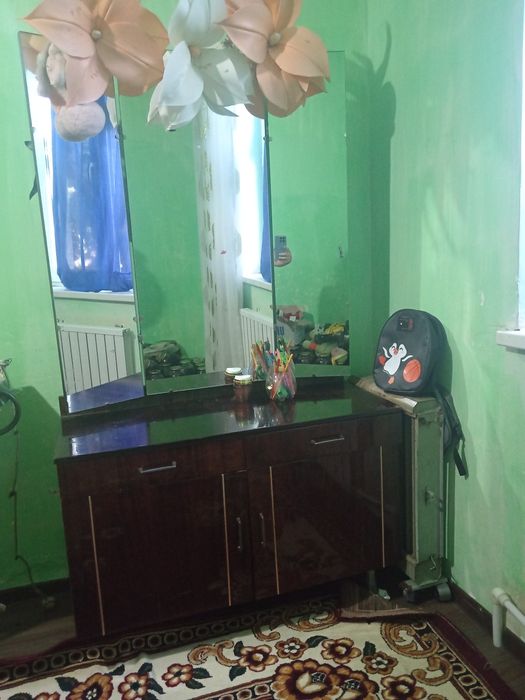 Шфанер хамда трумо комплект сотилади.