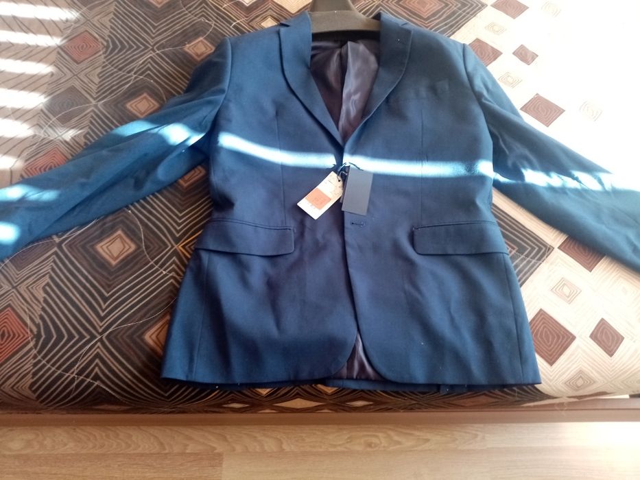 Продавам костюм Mango