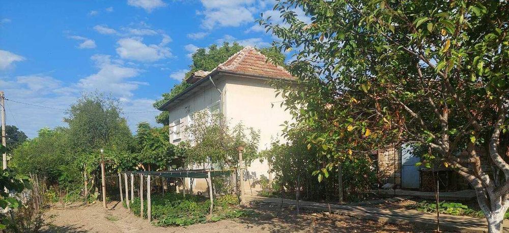 Продавам  двуетажна къща с двор в с. Горна Бешовица.