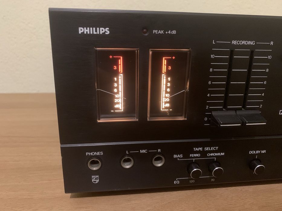 Продавам дек с “чистачки” Philips N2541