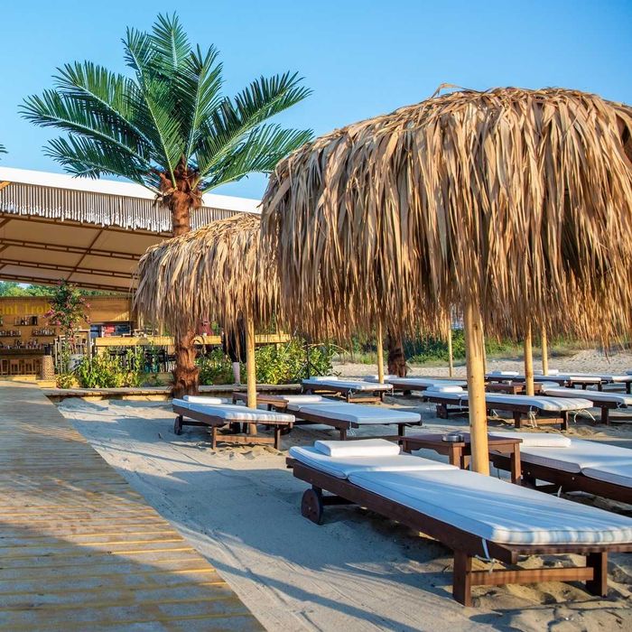 Umbrelă de plajă făcută din frunze de palmier