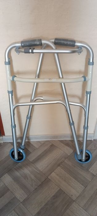 Ходунки, новые на колёсиках