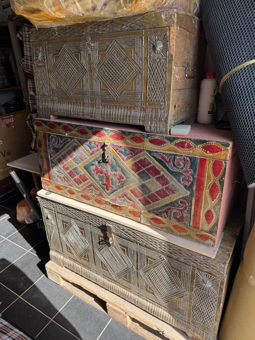 Ескі этно стильдегі сандықтар