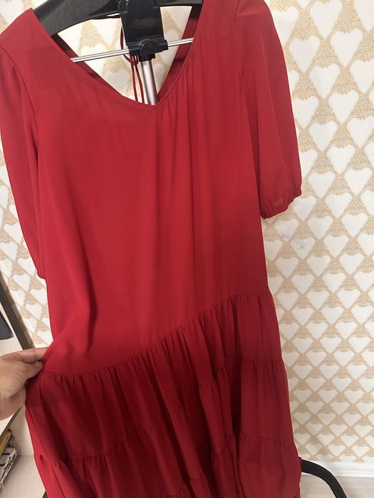 Продам платье красного цвета