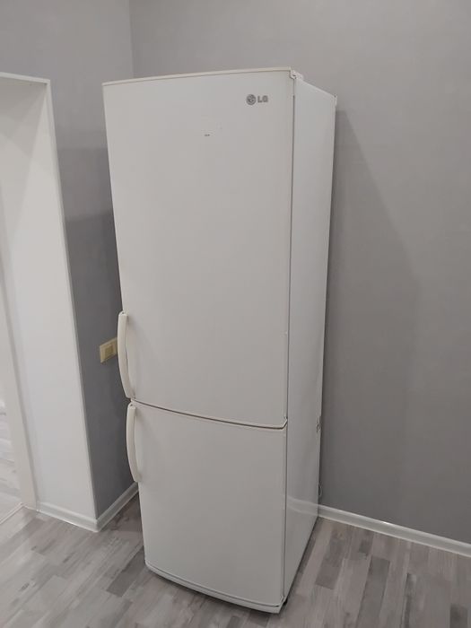 Холодильник LG        .