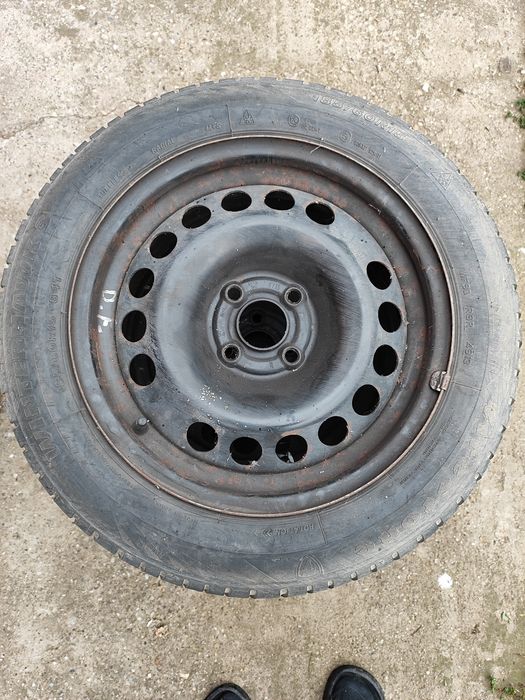 Vând jante  de tablă cu cauciucuri