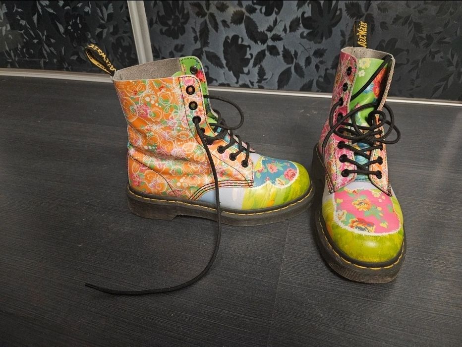 Dr. Martens ghete ediție limitata