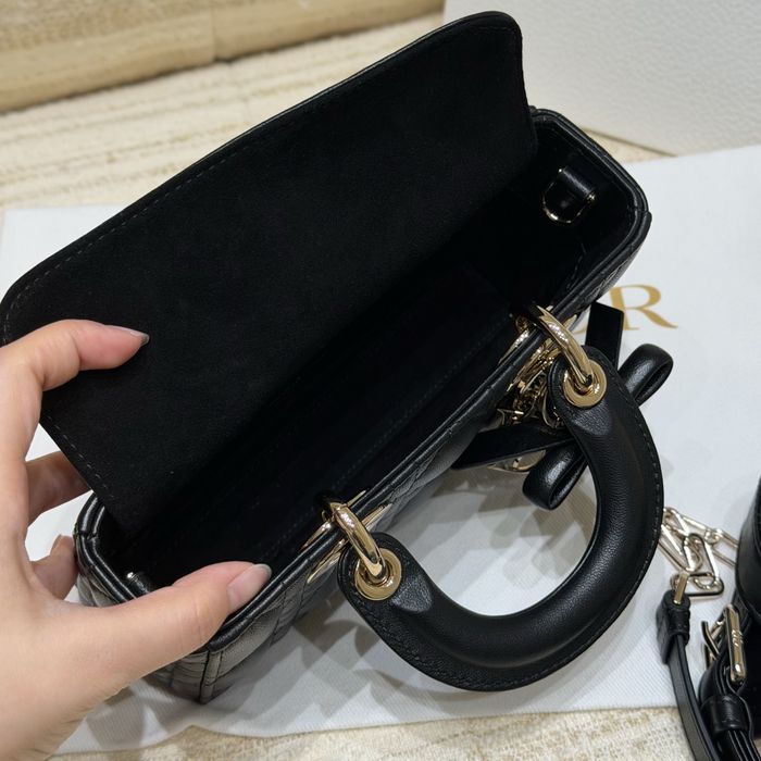 Geantă model Dior D-Joy