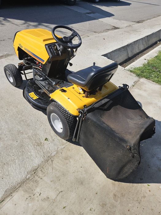 Tractoras de tuns iarba gazon
