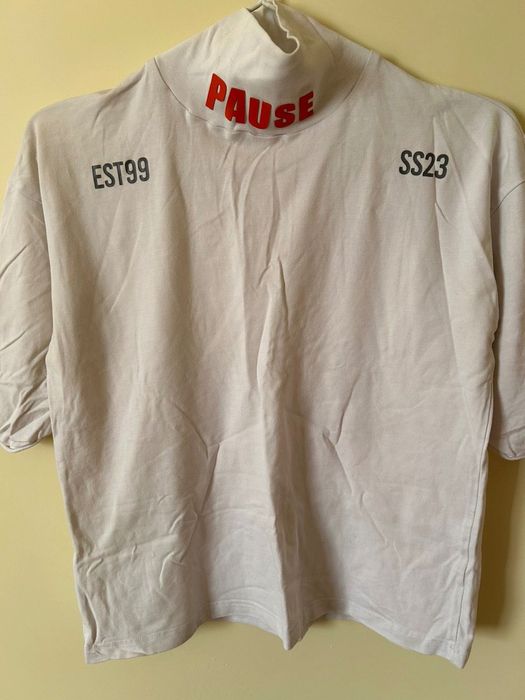 Бяла блуза с оранжев надпис на Pause Jeans!