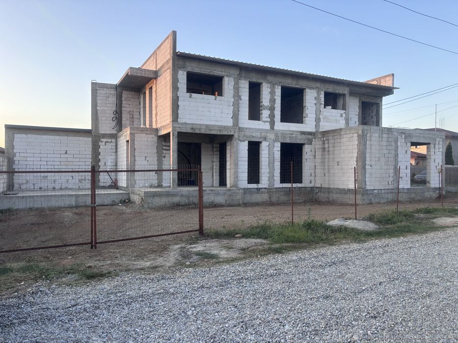 Casa de vanzare zona Carrefour