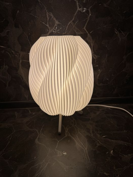 Луксозна дизайнерска лампа – изящна форма и мека светлина