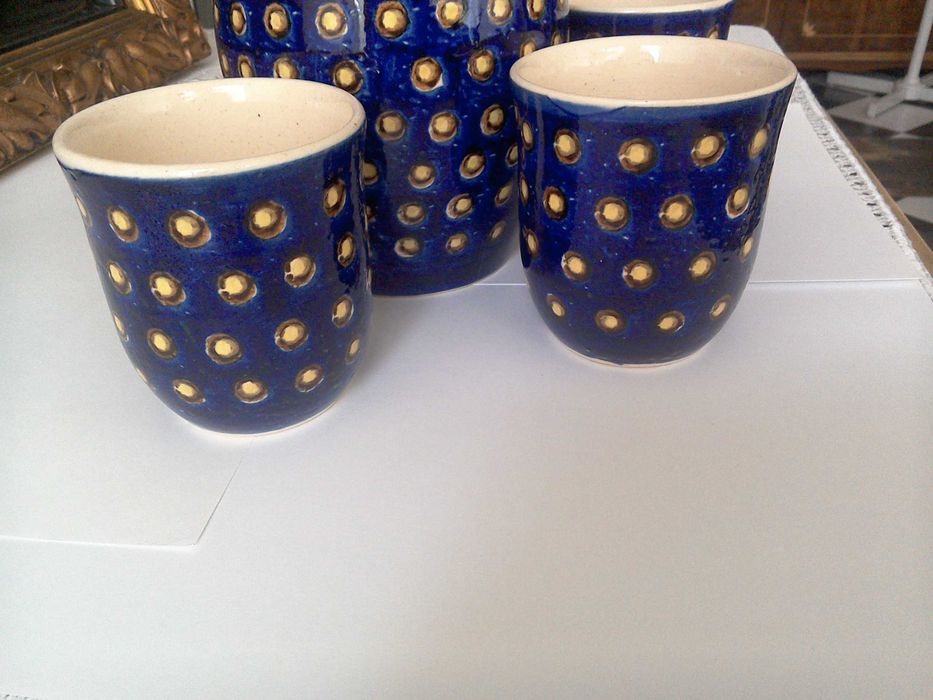 Carafă/cană înaltă cu căni, ceramică glazurată Italia