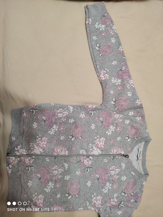 Дрехи р-р 122 - дънкено яке, блузи, дънкена пола, жилетка, елек