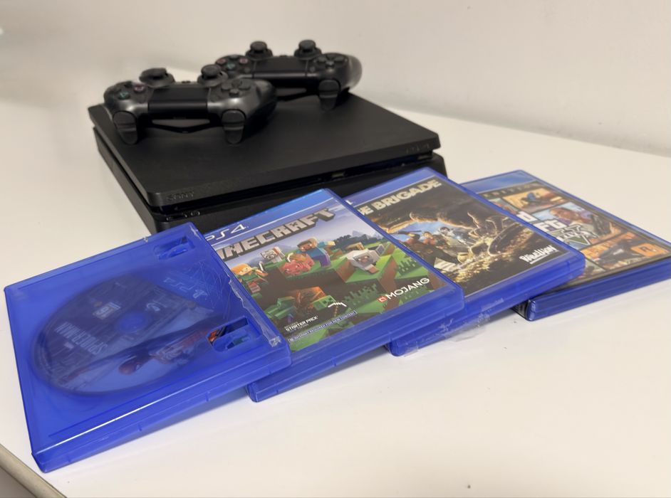 Playstation 4 cu 2 console si 4 jocuri