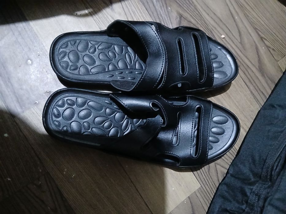 Продаю чёрный шлепки