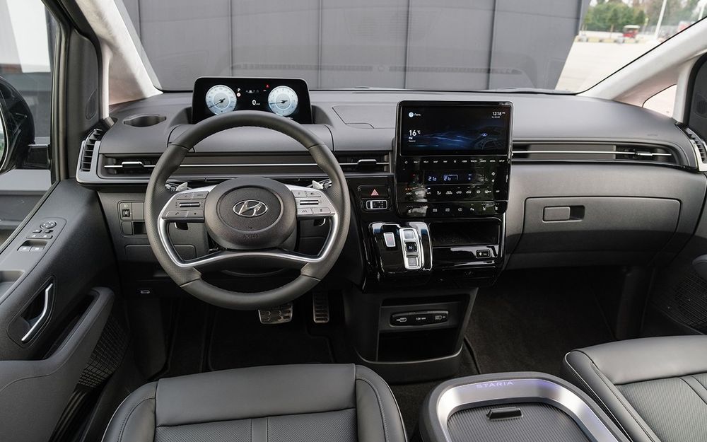 Аренда авто с водителям Hyundai  Staria